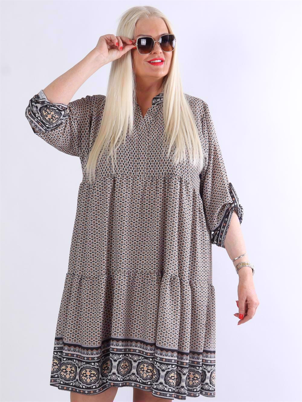 Lana - Mönstrad klänning med lager på lager-look